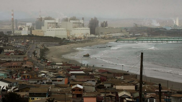 Más de una decena de alumnos de colegio en Quintero se intoxicaron por fuerte olor a gas y cloro en el ambiente