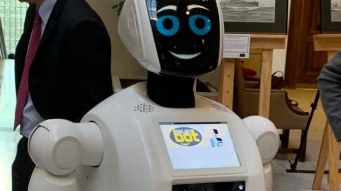 Robot visitó el Congreso y terminó pidiendo la renuncia de Pepe Auth