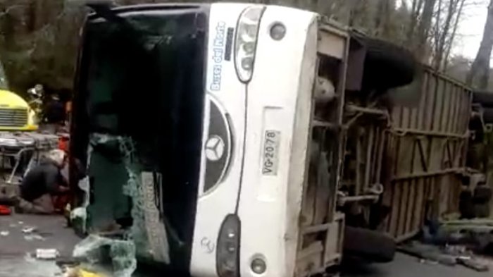 3 muertos y 40 heridos dejó volcamiento de bus que trasladaba estudiantes en Curacautín