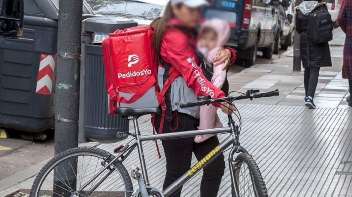 La mamá repartidora de PedidosYa contó la historia detrás de su foto viral