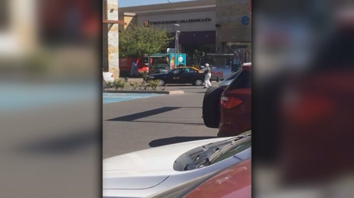 Más de una decena de sujetos asaltaron una tienda de teléfonos en el Mall Plaza Sur