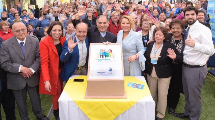 Alcaldesa Cathy Barriga presenta el primer spa gratuito para adultos mayores