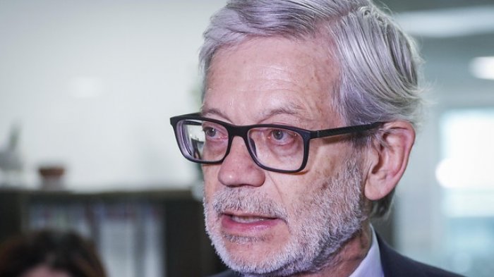 Las bromas y chistes que quedaron tras la frase del ministro Fontaine sobre levantarse más temprano por alza en el Metro