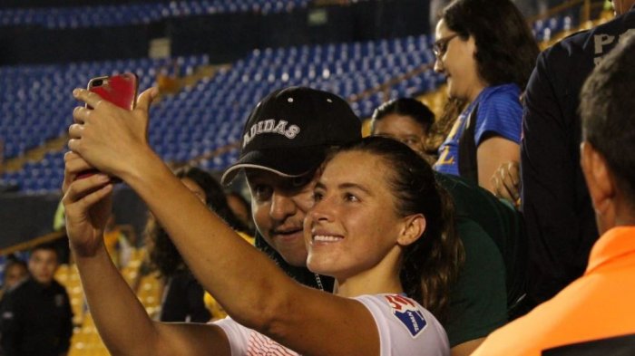 Hincha se aprovecha de buena onda de futbolista y la acosa mientras se sacaban una selfie