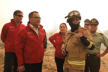 Incendio en Valparaíso: No hay viviendas comprometidas y aviones retomarán funciones en la mañana