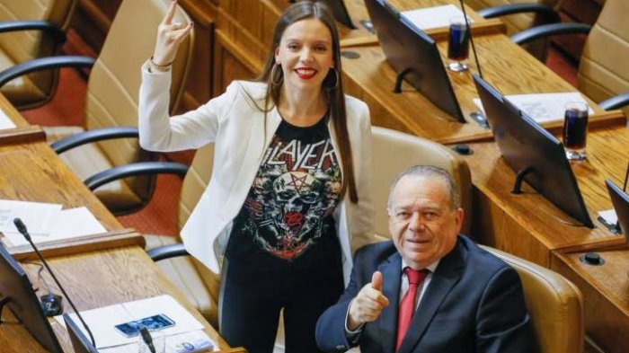 Hell Awaits: El reconomiento en el Congreso de Camila Flores a Tom Araya, vocalista de Slayer