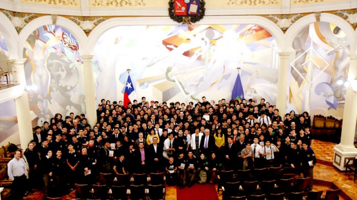 Rector de la U. de Chile se reúne con 500 alumnos del Instituto Nacional para fortalecer la educación pública
