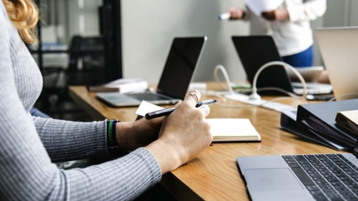 Ignorar a tus compañeros de trabajo puede ayudarte a reducir el estrés laboral, según estudio