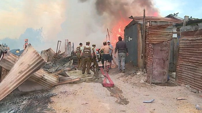 Voraz incendio en campamento de Cerro Navia ha dejado 10 caballos muertos