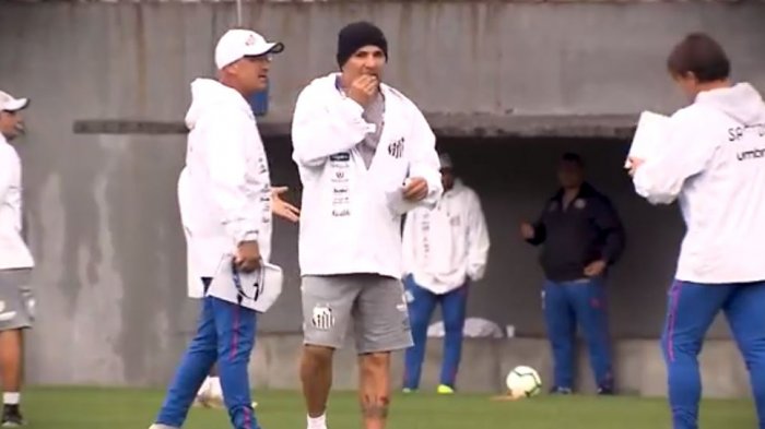 La misteriosa relación de Sampaoli y el papel: Lo captaron comiéndose los apunten en el entrenamiento