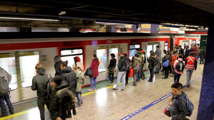Evasión masiva de estudiantes en protesta por alza de pasajes obligó a cerrar 5 estaciones de Metro