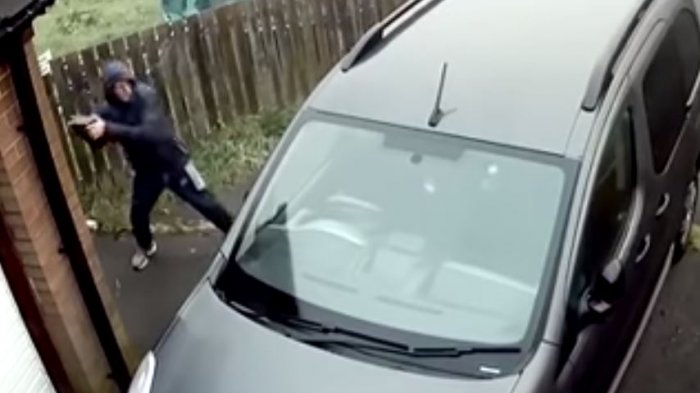 El karma instantáneo atacó a delincuente que quería robar un vehículo