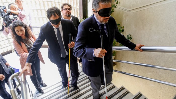Parlamentarios recorrieron vendados el Congreso para visibilizar la discapacidad