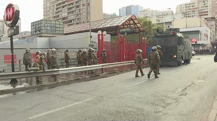 Estudiantes protagonizaron nueva evasión masiva en metro Santa Ana: Hubo 4 detenidos