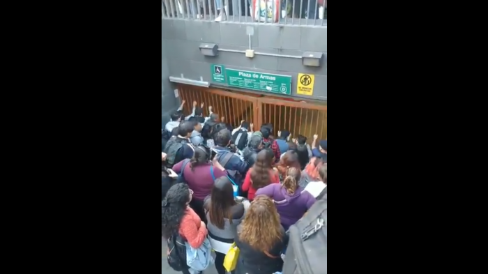 Evasión masiva: El registro del momento exacto en que multitud derriba reja de la entrada de Metro Plaza de Armas