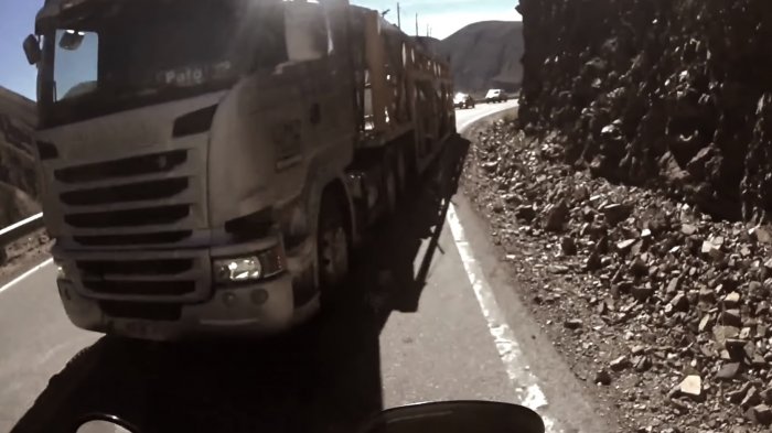 Fue detenido en Argentina: Camionero chileno causó indignación al realizar arriesgada maniobra