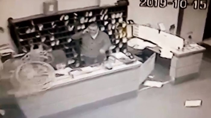 Hasta le lanzaron una silla de ruedas: Cámara capta agresión contra conserje que pidió bajar la música a vecino