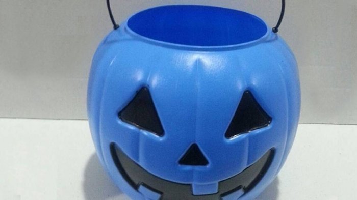 Tienes que saber esto si un niño te pide dulces con una calabaza azul