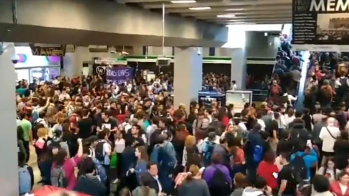 Protestas por el alza de tarifa: Caos en el Metro por evasión masiva