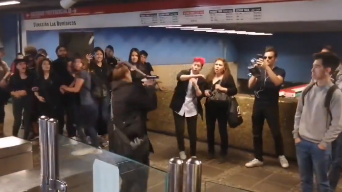 Anciana se enfrenta a muletazos contra estudiantes evasores en Metro Salvador