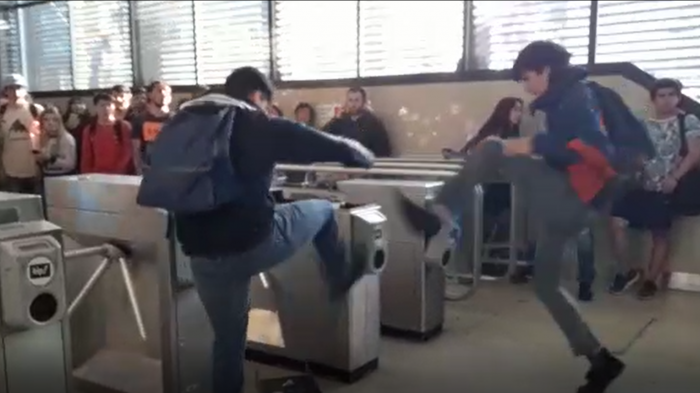 Evasores destruyen máquinas validadoras de la Bip! en los torniquetes de Metro San Joaquín