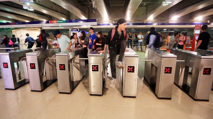 Evasión masiva: Llaman a cacerolazos en Plaza Italia y en todas las estaciones de Metro