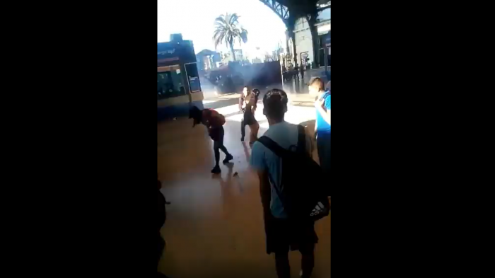 Video muestra a joven herida por un disparo durante protesta en Metro Estación Central