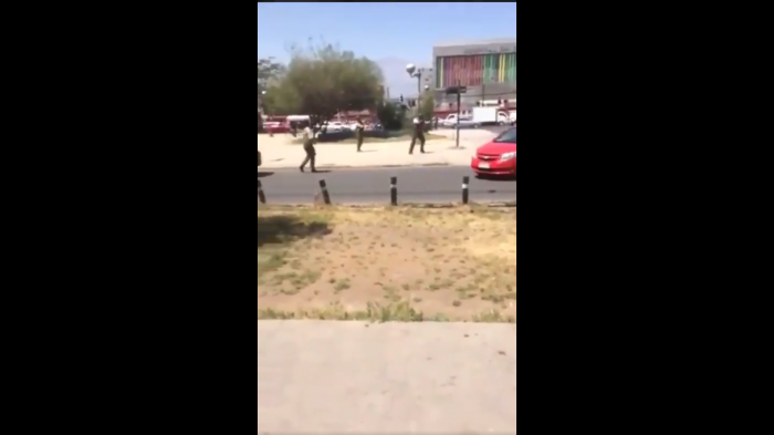Registro muestra a carabineros disparando perdigones fuera de Metro El Llano