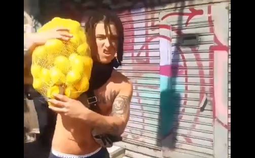 Pablo Chill-E reparte limones a manifestantes de Puente Alto para superar el efecto de la lacrimógena