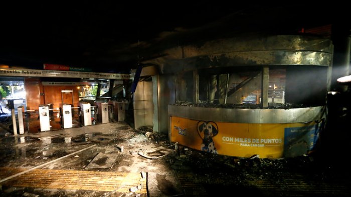 19 estaciones fueron siniestradas: Así quedó el Metro tras noche de protestas en Santiago