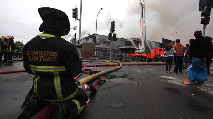 Confirman dos muertos y un herido por incendio en supermercado de San Bernardo