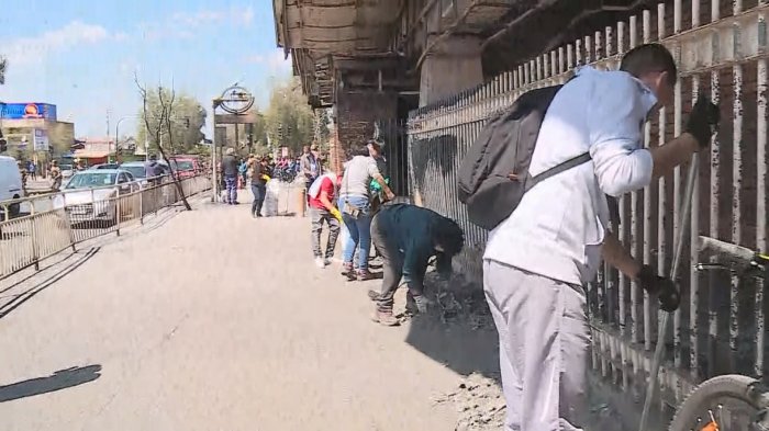 Quedó destruida por las llamas: Vecinos de Lo Prado ayudan a limpiar la estación San Pablo