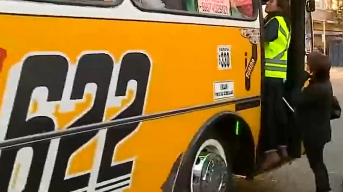 Reaparecen las micros amarillas en Santiago al rescate de pasajeros en período de estado de emergencia