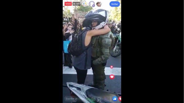 El emotivo abrazo entre manifestante y carabinero en protesta pacífica