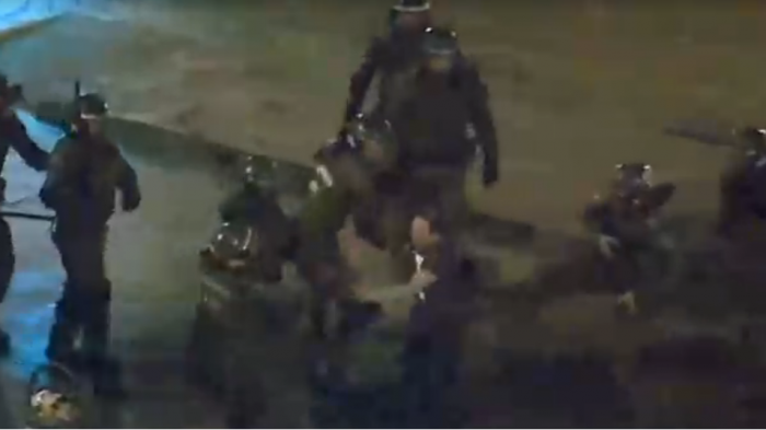 Decena de FF.EE. golpean a manifestante durante toque de queda en Ñuñoa