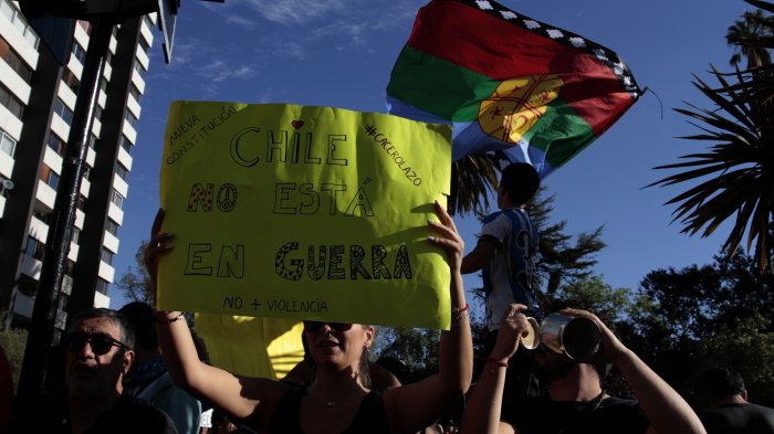 En imágenes: La protesta pacífica masiva en Ñuñoa este lunes