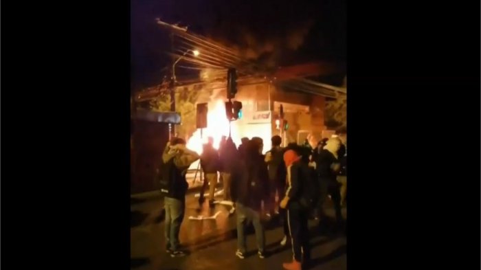 Osorno: Manifestantes incendian sucursal de Essal y realizan barricadas en al menos cinco puntos de la ciudad