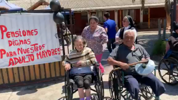 Abuelitos en silla de ruedas se sumaron al cacerolazo y demandaron 