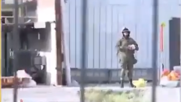 El momento en que carabinero se pone a cacerolear durante despacho en vivo