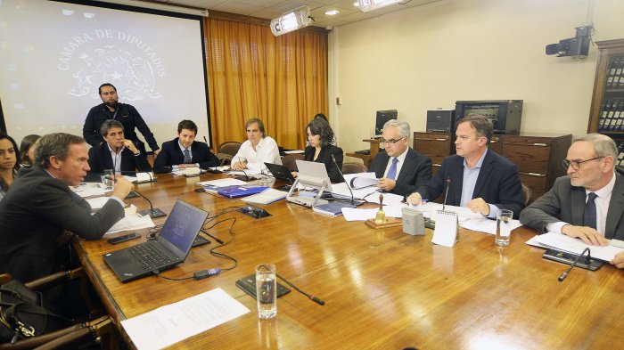 Reducción de dieta parlamentaria avanza en Comisión de Constitución de la Cámara de Diputados