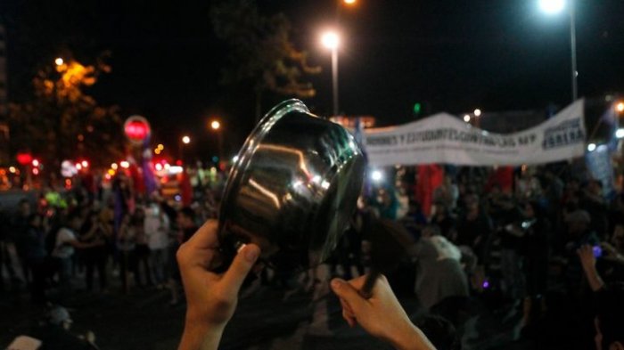 “El baile de los que sobran”: El himno que se sumó a los cacerolazos en la cuarta noche de toque de queda