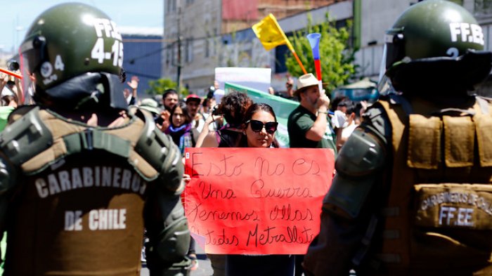 Identifican a carabinero denunciado por disparar balín que hirió ojo de camarógrafo