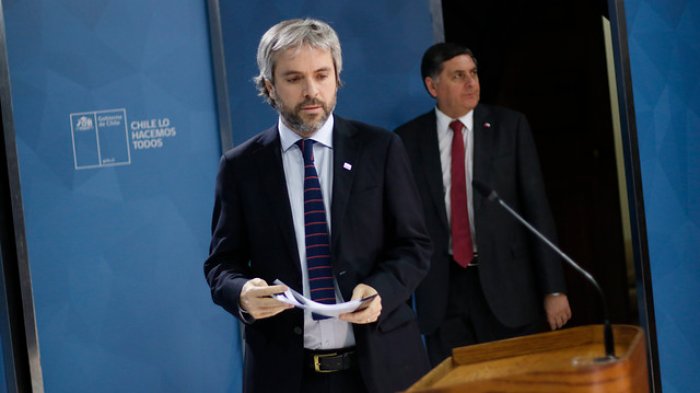 Gonzalo Blumel anuncia que medidas del Gobierno incluirán rebaja a sueldo de ministros