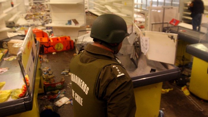 Carabinero coordinó con un gendarme amigo saquear supermercados por teléfono y consiguió salvoconductos