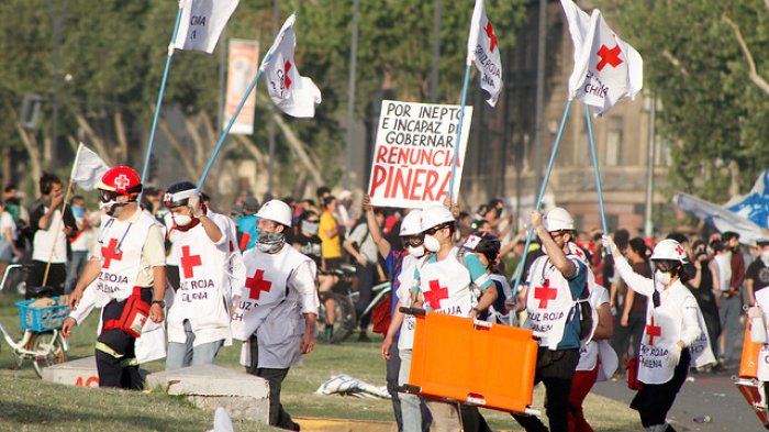 La mayoría por balines: Cruz Roja dice que atiende cerca de 200 personas por día en Plaza Italia