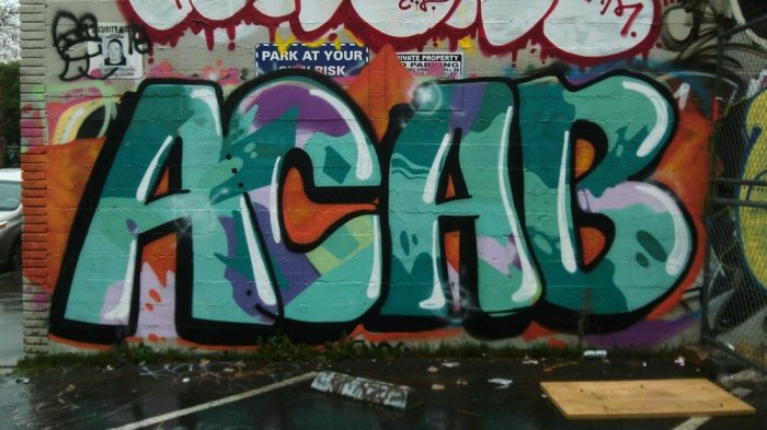 Qué significa ACAB, el rayado que aparece después de las protestas