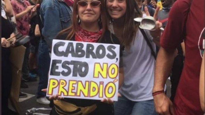 Hija de ex presidente de Metro participó de protestas con cartel que se ríe de su polémica frase