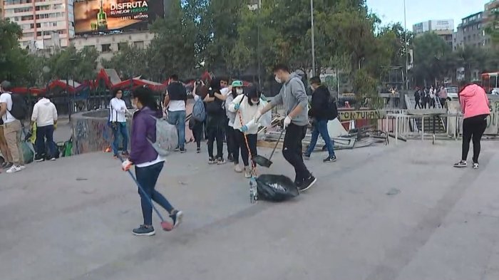 Cientos de voluntarios ayudaron a limpiar la capital tras histórica marcha