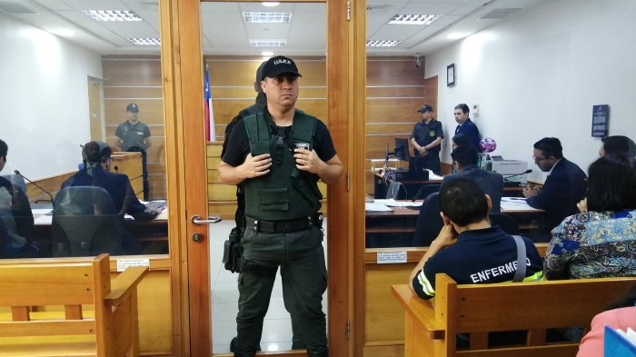 Quedó con arresto domiciliario nocturno: Formalizan a dirigente universitario por lanzar piedra a carabinero