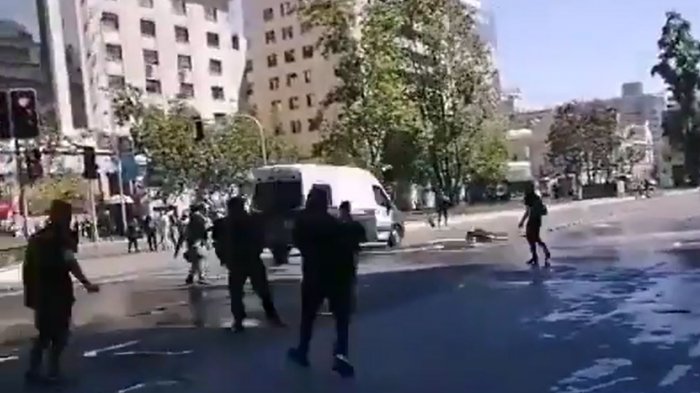 Captan el atropello de furgón de Carabineros a una persona en manifestación en la Alameda